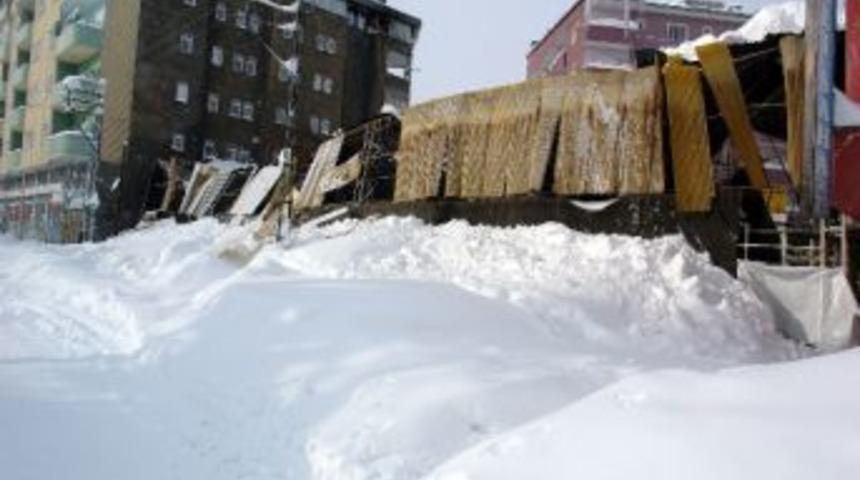 Y&uuml;ksekova&rsquo;da Bir Halı Sahanın Daha &Ccedil;atısı &Ccedil;&ouml;k&uuml;