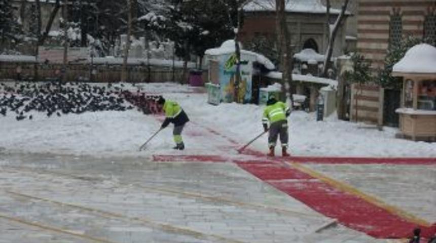 Ey&uuml;p Sultan'ın Avlusunda Cemaat I&ccedil;in Kar Temizliği