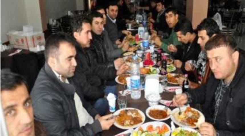 Şırnak Gazeteciler Cemiyeti 10 Ocak &Ccedil;alışan Gazeteciler G&uuml;n&uuml; Nedeniyle Yemek Verdi