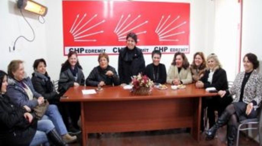 Chp&rsquo;li Kadınlar Edremit&rsquo;te Gazetecileri Unutmadı