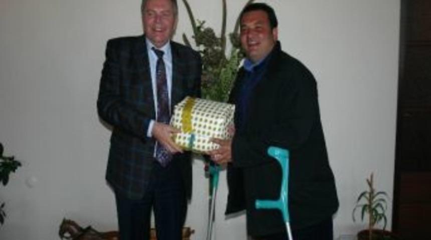 Başkan T&uuml;rk&ouml;zen Gazetecileri Unutmuyor