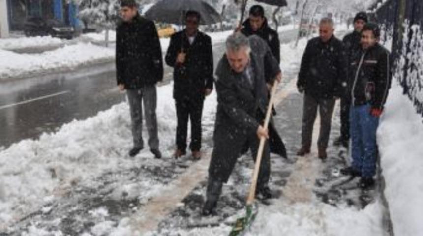 Siirt'te Karla M&uuml;cadele &Ccedil;alışmaları
