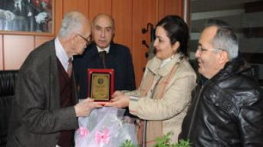 Rekt&ouml;r Attar Giresun&rsquo;un En Yaşlı Gazetecisi Hasan &Ouml;ğ&uuml;t&ccedil;&uuml;&rsquo;y&uuml; Ziyaret Etti