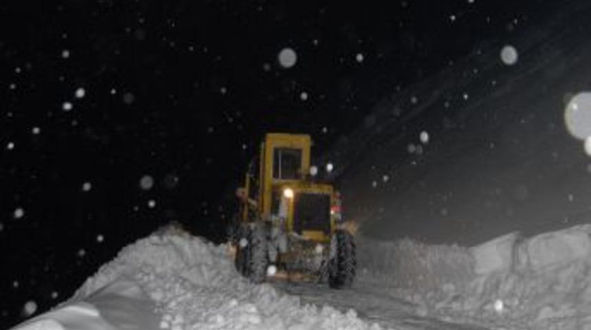 Başkale&rsquo;de Kar Temizleme Ara&ccedil;ları &Ccedil;ığ Altında Kaldı