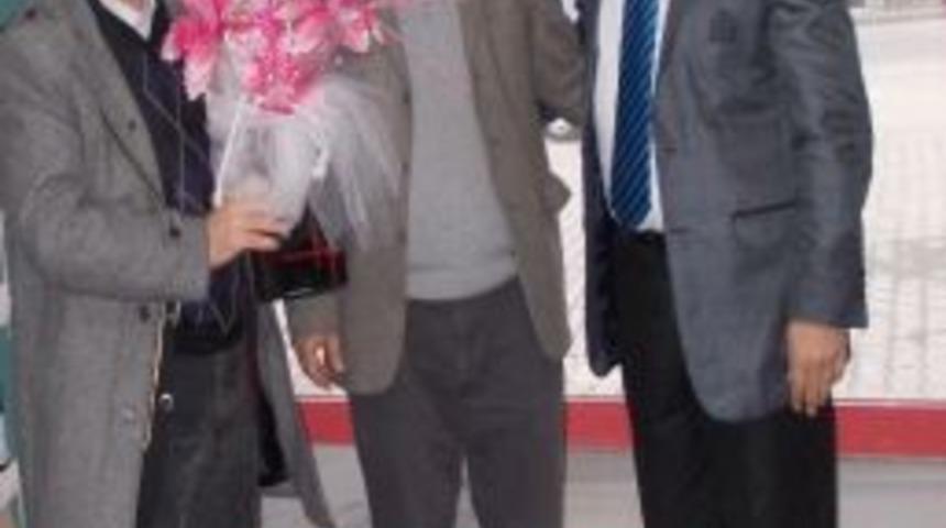 Mhp Şark&ouml;y İl&ccedil;e Başkanından Gazetecilere &Ccedil;i&ccedil;ek