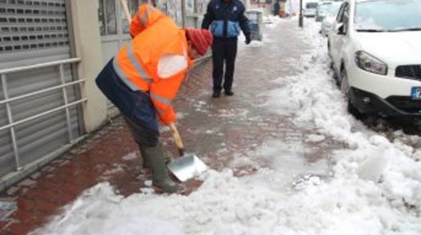 Belediye ekipleri gece g&uuml;nd&uuml;z kar m&uuml;cadelesi verdi