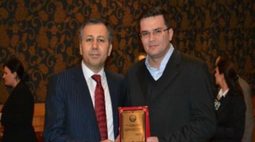 Vali Yerlikaya&rsquo;dan Tecr&uuml;beli Gazetecilere &lsquo;20. Yıl&rsquo; Plaketi