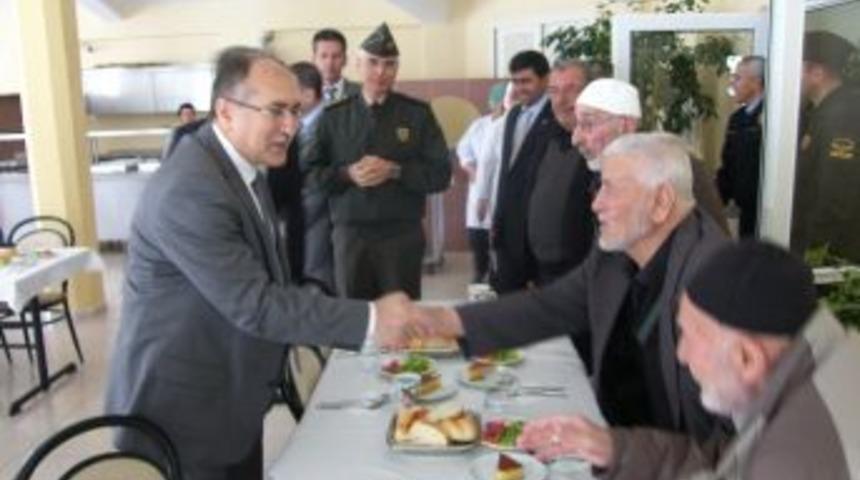 Vali Savaş&rsquo;tan Huzurevi Ziyareti