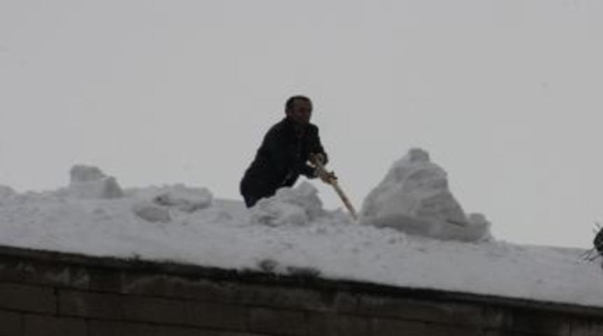 Kara G&ouml;m&uuml;len Hakkari&rsquo;de Kış Manzaraları