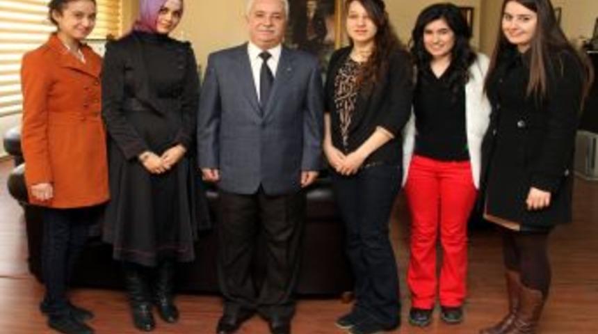 &Uuml;niversiteli &Ouml;ğrenciler Sokak Hayvanları I&ccedil;in Bayat Ekmek Topladı