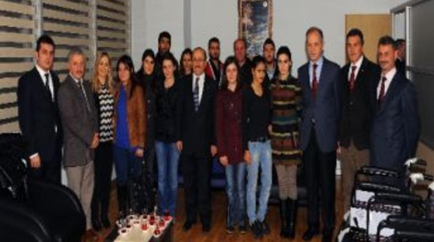 &Uuml;niversiteli &Ouml;ğrencilerden &Ouml;rnek Davranış