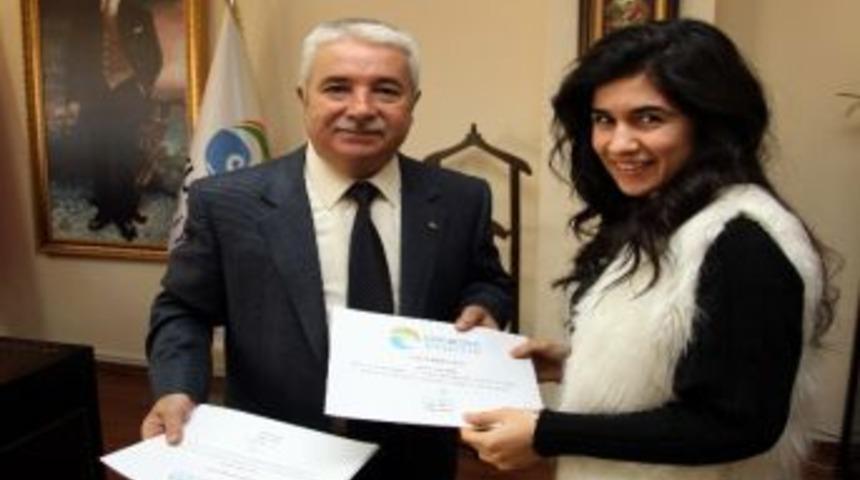 &Uuml;niversiteli &Ouml;ğrenciler Sokak Hayvanları İ&ccedil;in Bayat Ekmek Topladı