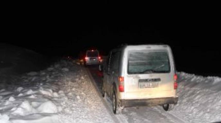 Taziye Giden Konvoy K&ouml;y Yolunda Mahsur Kaldı