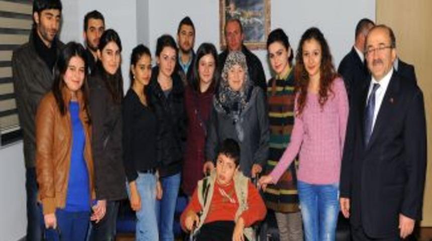 &Uuml;niversiteli &Ouml;ğrencilerden &Ouml;rnek Davranış