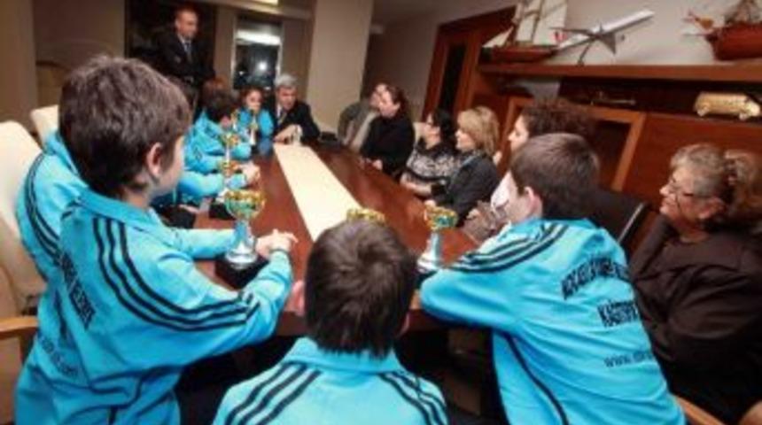 Başkan Karaosmanoğlu Minik Sporcuları Ağırladı