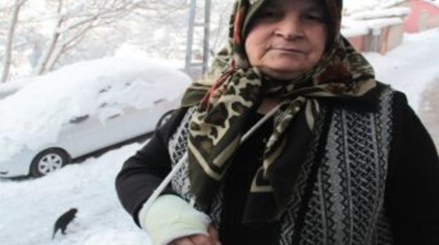 Buzlu Yollarda Kayan Vatandaşlar Hastanelik Oldu