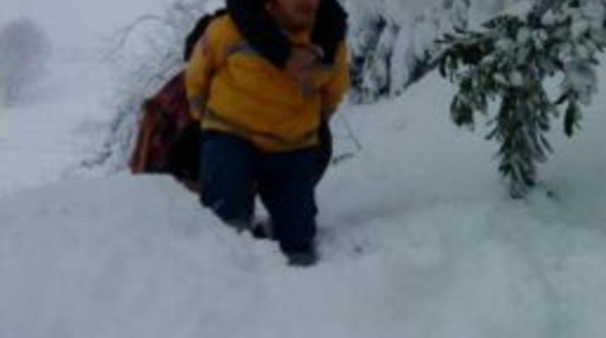 Kar Ge&ccedil;it Vermeyince Hastayı Sırtında Taşıdı