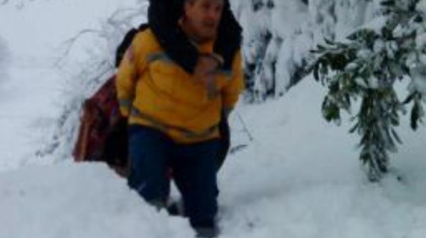 112 Acil Personeli 96&rsquo;lık Hastayı Sırtında Taşıdı