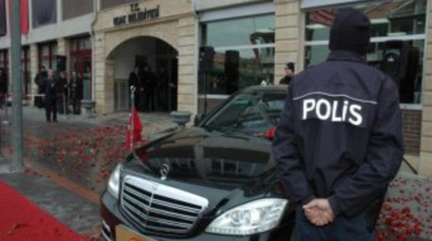 Cumhurbaşkanı G&uuml;l, Uşak Belediyesi&rsquo;nde G&uuml;llerle Karşılandı