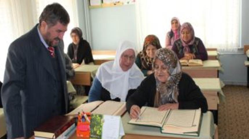 72 Yaşında Kur'an-ı Kerim &Ouml;ğreniyor