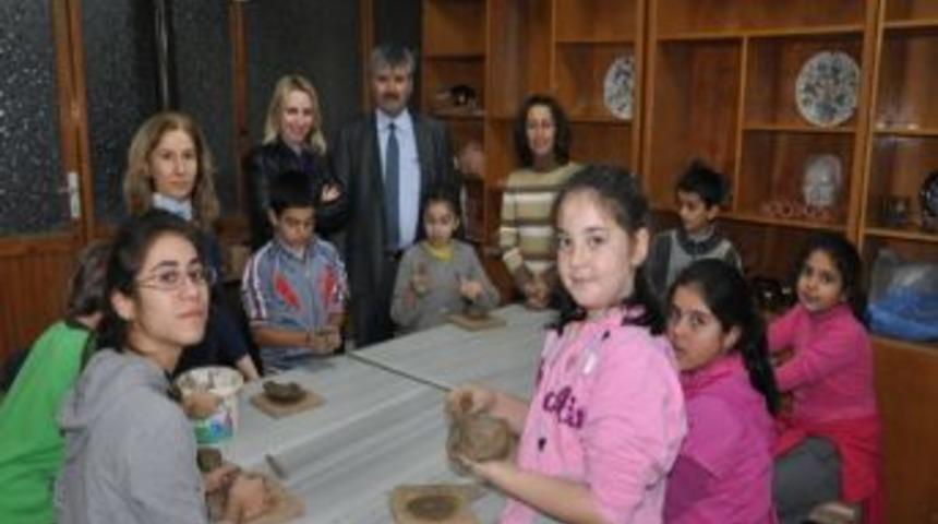 Seramik At&ouml;lyesinde &Ccedil;alışmalar Devam Ediyor