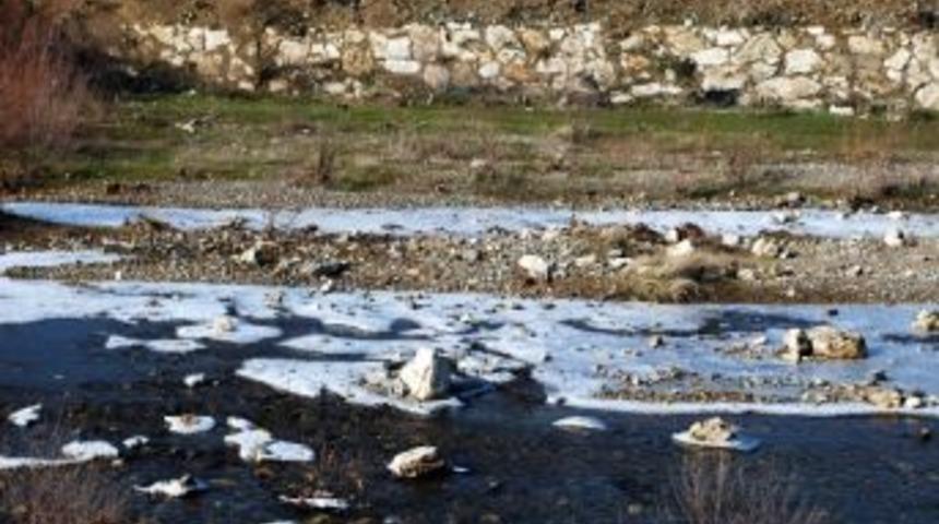 Salihli'deki G&uuml;m&uuml;ş&ccedil;ayı Kısmen Dondu