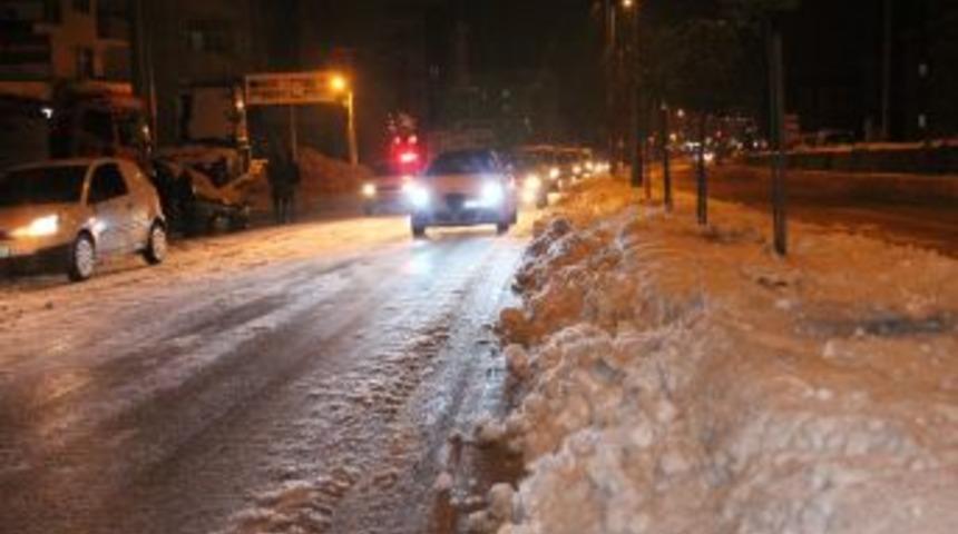 Yeşiltepe Kepez Mevkiinde Yollar Buz Pistine D&ouml;nd&uuml;