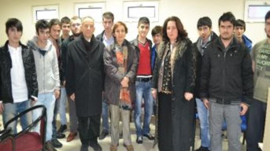 D&uuml;zce &Uuml;niversitesi Rekt&ouml;r&rsquo;&uuml; Şerifoğlu'ndan Gıda Zehirlenmesi Ge&ccedil;iren &Ouml;ğrencilere Ziyaret