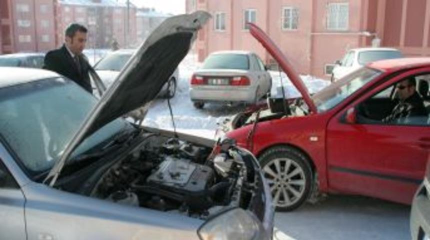 Gece Eksi 20'leri Bulan Soğuk Havada Ara&ccedil;ların Ak&uuml;leri Bile Dondu