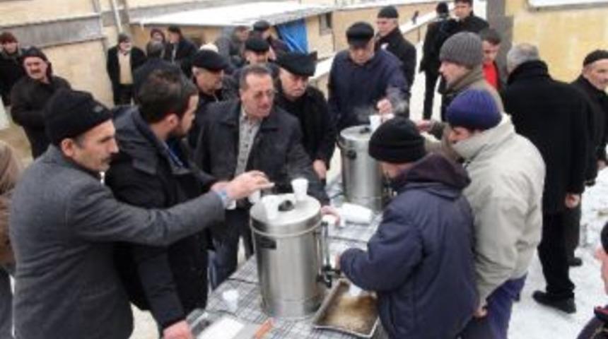 Cemaate Cami &Ccedil;ıkışı &Ccedil;ay İkramı