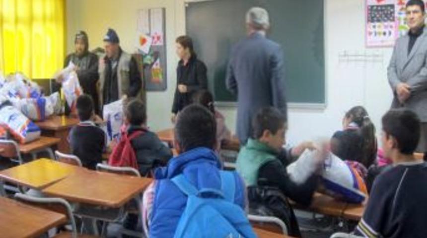 Kimse Yok Mu'dan &Ouml;ğrencilere '500 &Ccedil;ocuk &Uuml;ş&uuml;mesin' Yardımı