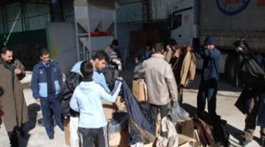 Suriyeli M&uuml;ltecilere 1 Tır Dolusu Yardım