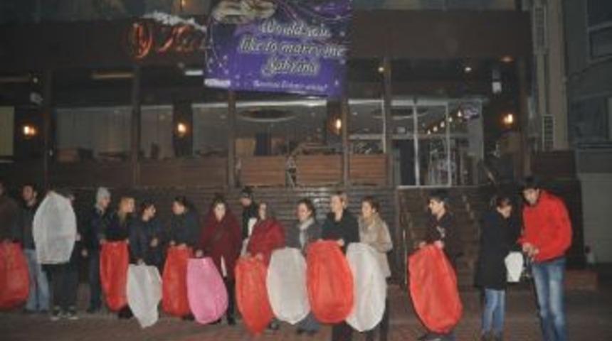 Sokak Ortasındaki Evlenme Teklifi &lsquo;evet&rsquo; İle Sonu&ccedil;landı