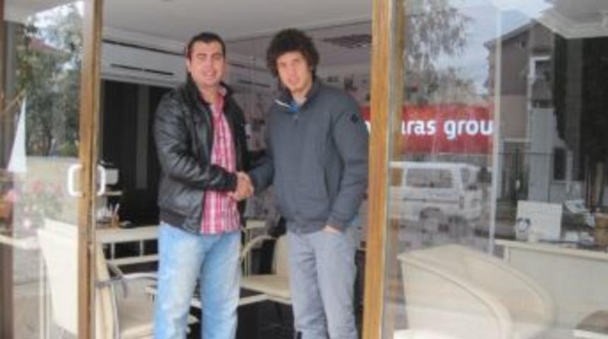 Fenerbah&ccedil;eli Futbolcu Ailesine Ev Aldı