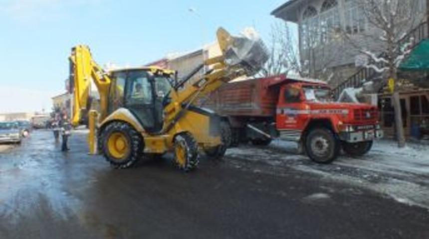 Bor 'da Cadde Ve Sokaklardaki Kar Ve Buzlar Temizleniyor