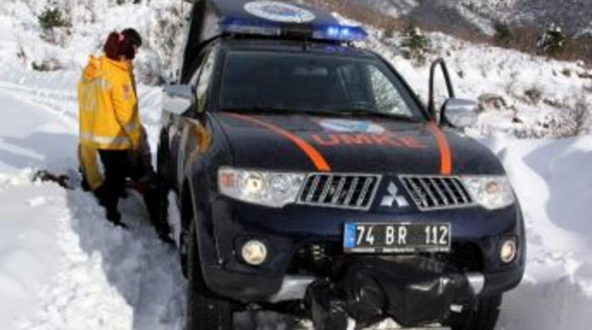 Umke Ekibi Yarım Metre Karda Hasta Kurtardı