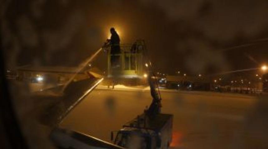 Erzurum'da Donmaya Karşı, U&ccedil;ak Ve Pist Y&uuml;zeyi Alkolle Yıkanıyor