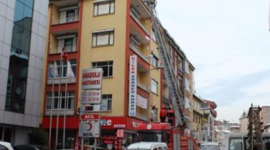 İtfaiye, &Ccedil;atılardaki Buz Ve Karları Temizliyor