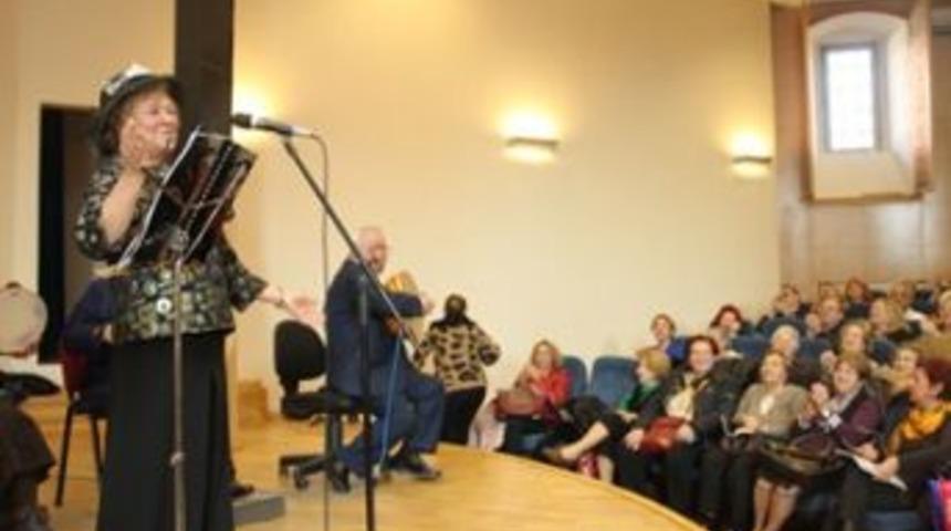 Rana &Ouml;zmutlu, yeni yıl konseri verdi