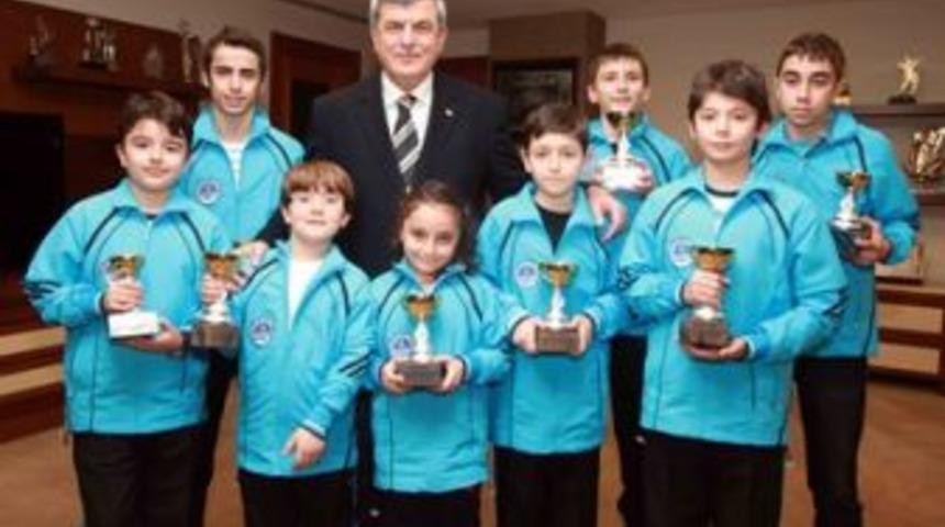 K&uuml;&ccedil;&uuml;k ustalara b&uuml;y&uuml;k tebrik