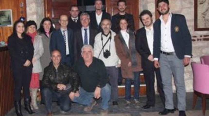 &Ccedil;ağlayan gazetecilerle bir araya geldi