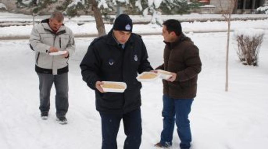 Belediye, Kuşlar I&ccedil;in Parklara Yem Bıraktı