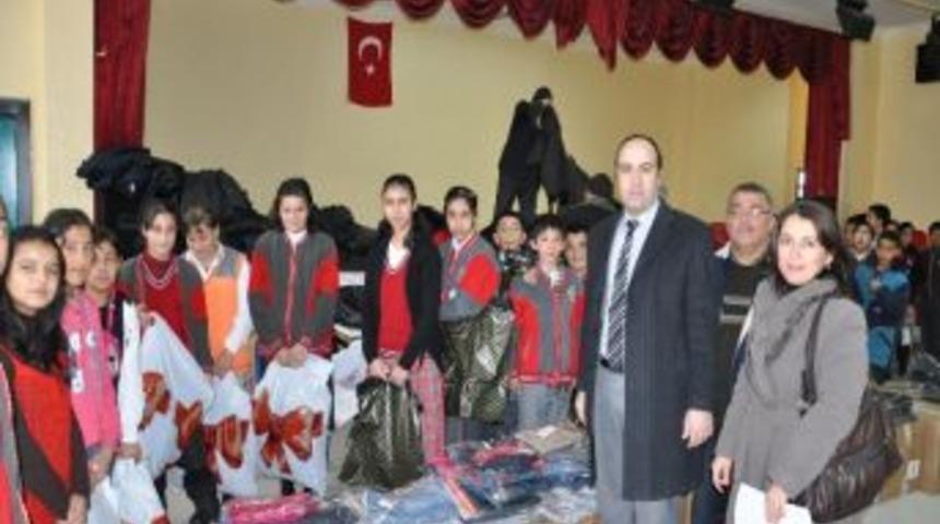 &Ccedil;i&ccedil;ekdağı&rsquo;nda &Ouml;ğrencilere Giysi Yardımı Yapıldı