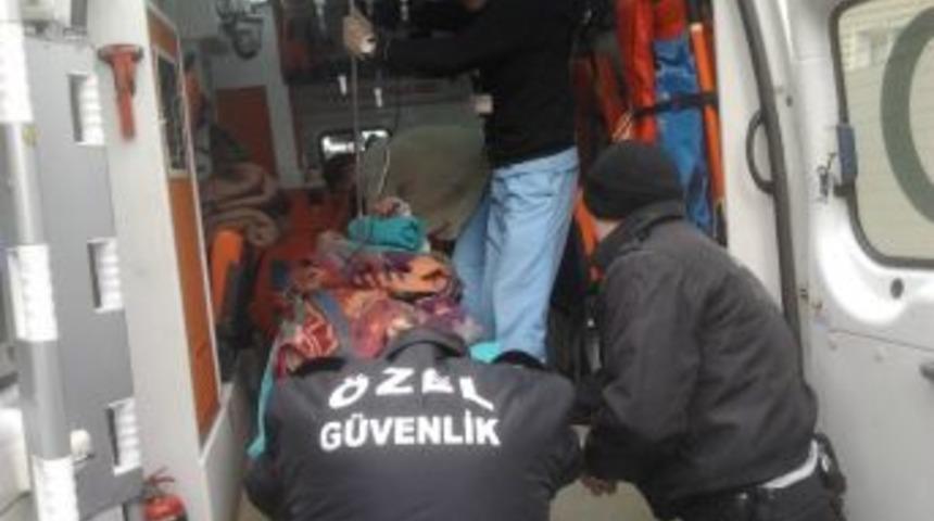 Camide Kazayla Ateş Alan T&uuml;fek 2 Kişiyi Yaraladı