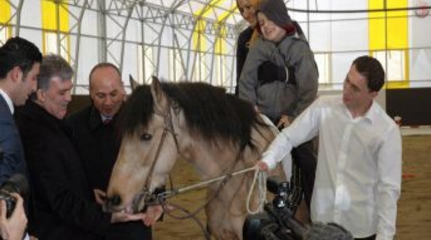 Cumhurbaşkanı G&uuml;lUşak'ta Cirit Attı, Ata Şeker Verdi
