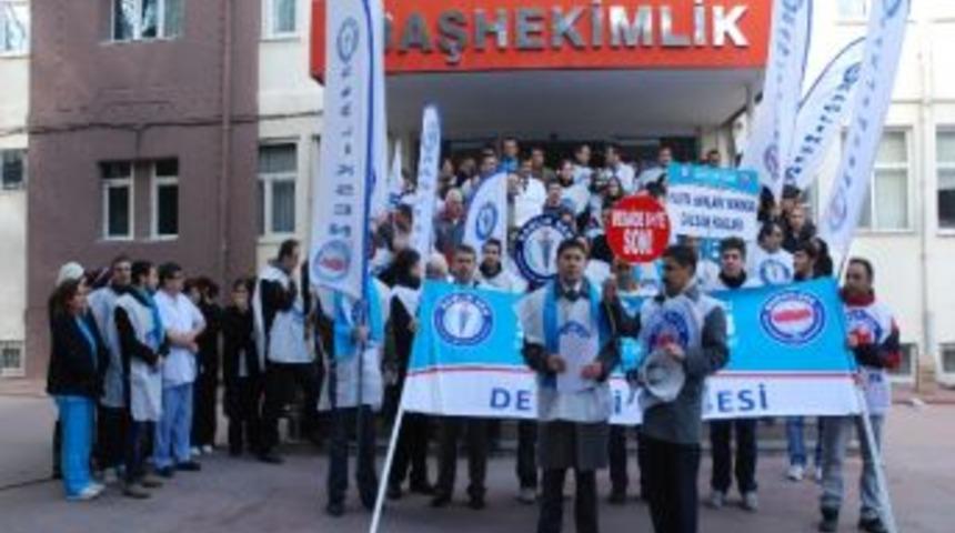 Sağlık &Ccedil;alışanlarından Mesai Saatlerine Tepki