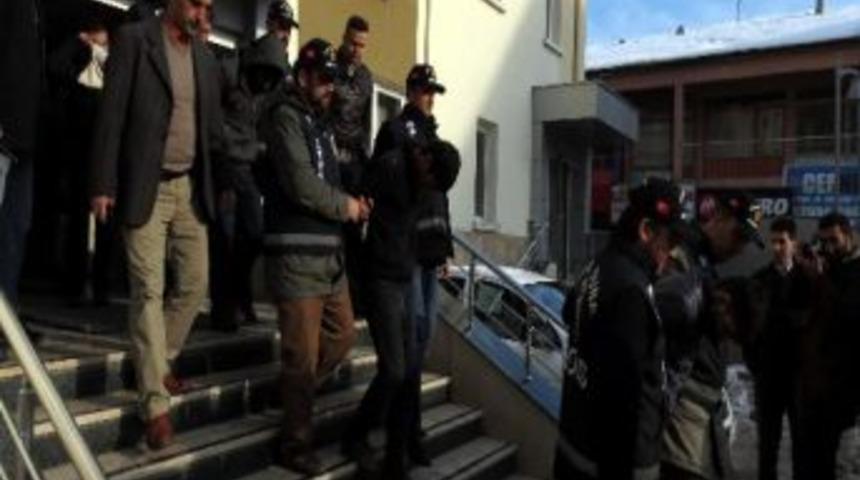 Polise Bı&ccedil;akla Saldıran Hırsızlık Zanlısı Tutuklandı