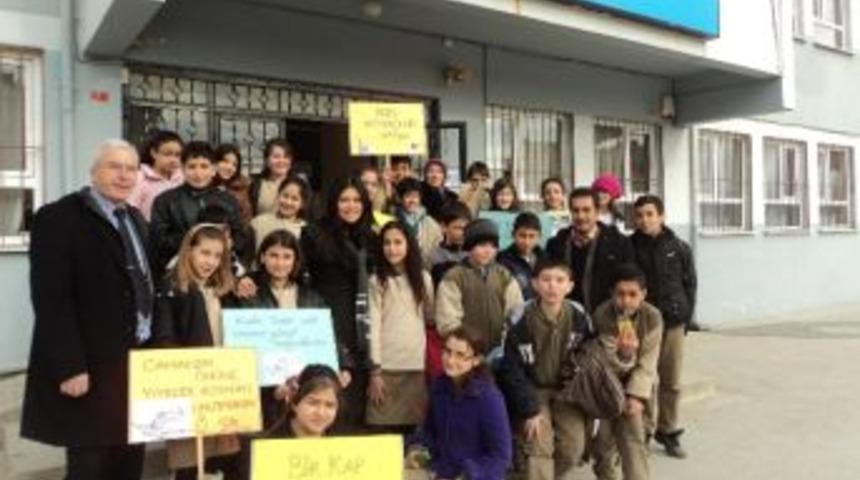 İlkokul &Ouml;ğrencilerinden Kuşlara Yem