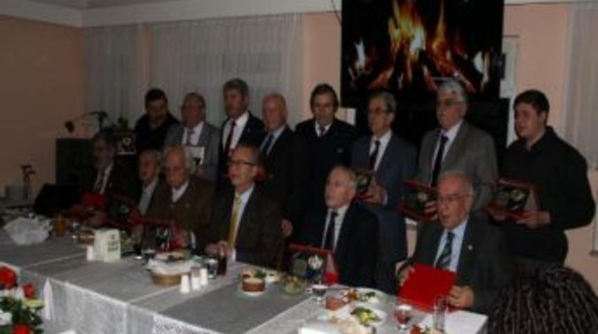 Başkandan Gazetecilere Plaket...