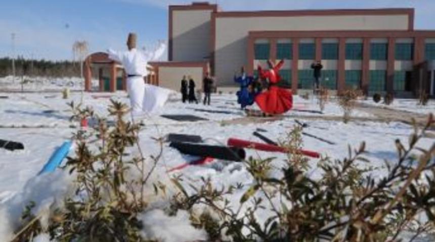 D&uuml;&rsquo;de Kar &Uuml;st&uuml;nde Sema G&ouml;sterimi